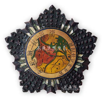 民國廿八年元旦（1939年）南潯抗戰紀念章1枚，圖中鐵路為南昌至九江，故名“南潯線”，圓點為我軍抵御侵略者戰斗激烈之地；此乃抗戰紀念章之稀見品，保存甚佳，敬請預覽