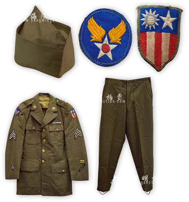 抗戰時期“飛虎隊”士兵軍服1套（上衣+褲子+布帽），軍綠色，雙臂佩戴有美國與當時國民政府共頒的袖標及美國空軍標志，紐扣上均為美國國徽，十分精致；源于美國回流，保存尚佳，敬請預覽