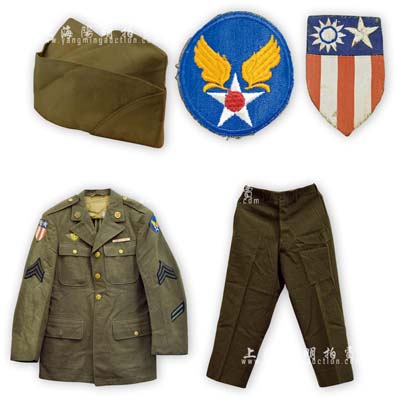 抗戰時期“飛虎隊”士兵軍服1套（上衣+褲子+布帽），軍綠色，雙臂佩戴有美國與當時國民政府共頒的袖標及美國空軍標志，紐扣上均為美國國徽，十分精致；源于美國回流，保存尚佳，敬請預覽（與上件拍品，各有差異）