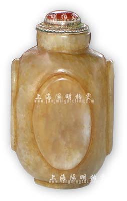 清代玉質“鼻煙壺”1件，壺蓋為銀鑲瑪瑙，保存甚佳，敬請預覽