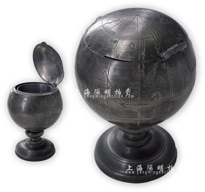 清末民初“地球儀”狀錫制茶葉罐1件，有“Statow(汕頭)吉興”款，或屬早年汕頭工匠出口之物，其地球儀上的中國版圖包括蒙古等地，頗具時代意義；源于海外回流，造型別致，少見且保存甚佳，敬請預覽