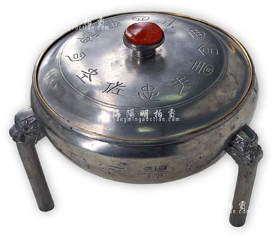 清末民初“香爐型”錫制茶葉罐1件，上刻“宜子孫吉”、“富貴永昌”等吉語，蓋頂鑲嵌紅瑪瑙，由“潮陽顏義和正老店”制錫名家制造；源于海外回流，少見且保存甚佳，敬請預覽