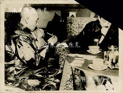 1927年著名軍閥“張作霖抽煙”歷史老照片1張，尺寸203×153mm，屬昔年外國記者采訪之新聞照，背貼有英文說明；源于美國回流，已裁角，但保存尚佳，敬請預覽