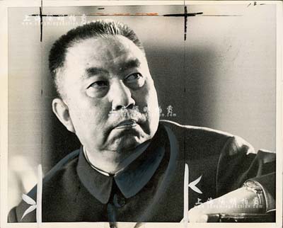 1976年“國(guó)家領(lǐng)袖華國(guó)鋒同志”歷史老照片1張，尺寸255×205mm，屬昔年外國(guó)記者采訪之新聞?wù)眨迟N有“1976年10月12日正式任命華國(guó)鋒為中國(guó)共產(chǎn)黨主席、各界相繼支持最緊密地團(tuán)結(jié)在以華國(guó)鋒同志為首的黨中央周圍等內(nèi)容”之英文介紹；源于美國(guó)回流，保存甚佳，敬請(qǐng)預(yù)覽