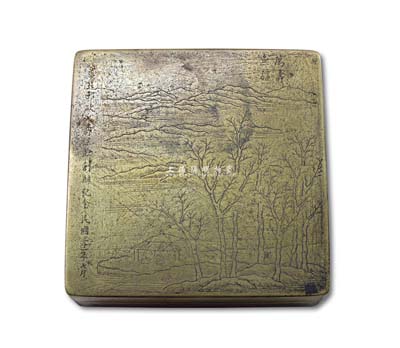 民國三十一年（1942年）“華北郵政人壽保險(xiǎn)創(chuàng)辦紀(jì)念”正方形大型銅質(zhì)墨盒1個(gè)，尺寸122×122×39mm，上刻山水圖及“萬壽無疆”字樣，保存甚佳，敬請(qǐng)預(yù)覽