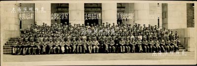1952年“中國人民解放軍第三軍醫大學·首屆畢業典禮紀念攝影”歷史老照片1張，尺寸290×96mm；背有貼痕，保存尚佳，敬請預覽