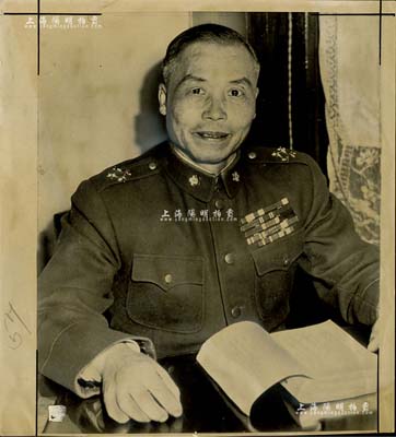 1949年“李宗仁將軍”歷史老照片1張，尺寸207×228mm,屬昔年外國記者采訪之新聞照，背有英文說明；源于美國回流，保存尚佳，敬請預覽