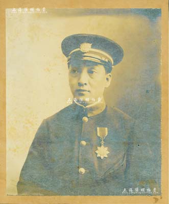 民國時(shí)期“北洋警察佩戴五等嘉禾勛章”歷史老照片1張，尺寸256×304mm，保存甚佳，敬請預(yù)覽