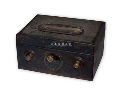 民國時期“Mitsuba Savings Safe”（三葉儲蓄安全公司）箱式密碼儲蓄罐1個，該儲蓄罐由日本制造，保存尚佳，敬請預覽