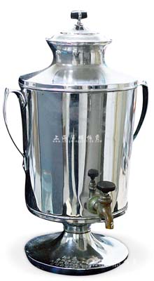 民國時期“自來保暖壺”一個，形制頗大，底座上有“專利品”、“上海中華廠出品”、“永安公司經售”等字樣；此種股份公司之實物，亦適用于老股票之實物輔助展覽，保存極佳，敬請預覽