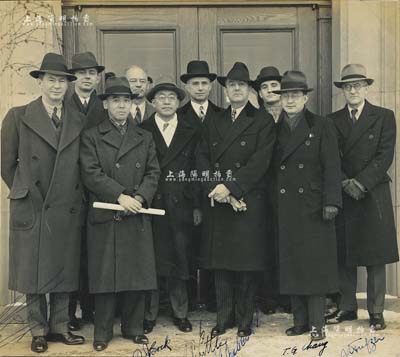1938年10月著名銀行家陳光甫等與美國財政部長摩根韜等關于“桐油借款”時留影歷史老照片1張，尺寸200×182mm，其中前排第2位為趙祖康氏（著名公路工程與市政工程專家）、第3位為陳光甫先生、第4位為美國財政部長摩根韜（H.Morgenthau,Jr.）、第5位為張登義氏（汽車專家，任職于復興公司，曾裝成中國第一輛煤氣車）；此老照片歷史意義重大，可謂難得珍品，保存極佳，敬請預