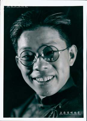 1941年著名文學家、詩人、愛國民主人士“聞一多先生肖像”歷史老照片1張，尺寸129×178mm，乃屬昔年外國記者所拍攝之新聞照，背附英文說明；源于美國回流，保存極佳，敬請預覽
