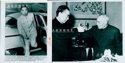 1955年“周恩來總理參加第29屆亞非會議”、1965年“周恩來總理與李宗仁先生干杯”之歷史老照片共2張不同，均屬昔年外國記者拍攝之新聞照，背附英文說明；源于美國回流，保存甚佳，敬請預覽
