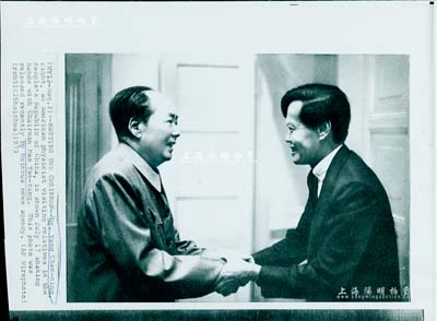 1973年“毛澤東主席接見楊振寧先生”歷史老照片1張，尺寸240×204mm，乃屬昔年外國記者拍攝之新聞照，下附英文說明；楊振寧，乃杜聿明將軍女婿，世界著名物理學家，1957年獲諾貝爾物理學獎，他是中美關系松動后回中國探訪的第一位華裔科學家；源于美國回流，保存甚佳，敬請預覽