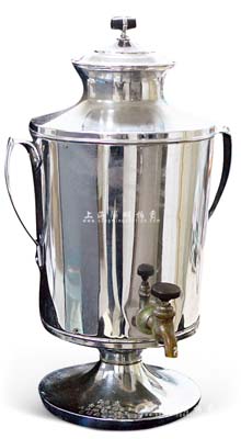 民國時期“自來保暖壺”一個，形制頗大，底座上有“專利品”、“上海中華廠出品”、“永安公司經售”等字樣；此種股份公司之實物，亦適用于老股票之實物輔助展覽，保存極佳，敬請預覽