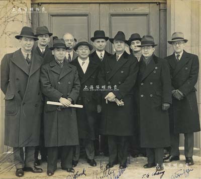 1938年10月著名銀行家陳光甫等與美國財政部長摩根韜等關于“桐油借款”時留影歷史老照片1張，尺寸200×182mm，其中前排第2位為趙祖康氏（著名公路工程與市政工程專家）、第3位為陳光甫先生、第4位為美國財政部長摩根韜（H.Morgenthau,Jr.）、第5位為張登義氏（汽車專家，任職于復興公司，曾裝成中國第一輛煤氣車）；此老照片歷史意義重大，可謂難得珍品，保存極佳，敬請預