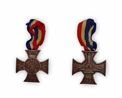 1936年晉綏剿匪軍總指揮部贈(zèng)“綏遠(yuǎn)挺戰(zhàn)前線服務(wù)紀(jì)念”章1枚，上有“民族先鋒”字樣，背面圖案為“陣亡將士紀(jì)念碑”，此乃傅作義將軍綏遠(yuǎn)抗戰(zhàn)之歷史見(jiàn)證；保存甚佳，敬請(qǐng)預(yù)覽
