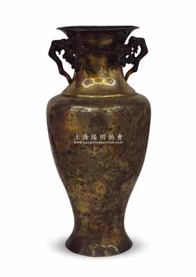 民國(guó)時(shí)期（廣東）“鴻源銀號(hào)拜賀”銀質(zhì)大花瓶1個(gè)，上有“有萬(wàn)兄吉席誌慶”字樣，瓶口有梅花造型，瓶身刻有二錦雞等圖，或寓意錦上添花、喜上眉梢之吉兆；保存甚佳，敬請(qǐng)預(yù)覽