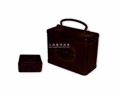 民國時期“香港·華商銀行有限公司”箱式儲蓄罐1件，上有“積貯”、“由少至多、利上生利”等標語；源于海外華僑藏家出品，少見且保存甚佳，敬請預覽