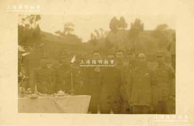 民國時期軍人老照片1張，尺寸210×138mm，其中左起第5位為韓復榘將軍、第8位為于學忠將軍，由“南京石板橋·千秋”印，保存甚佳，敬請預覽