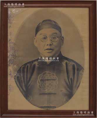 民國時期“人物肖像”大型老照片一張，尺寸約370×487mm，其上人物一派富貴，當屬某知名人物，但詳情待考；保存甚佳，且附帶原相框，敬請預覽