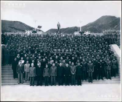 1958年10月12日“郭沫若為團長的中國人民代表團和中國人民志愿軍總部全體人員在志愿軍烈士陵園合影留念”大型歷史老照片1張，攝于朝鮮會昌郡，尺寸308×255mm，背面有題字，其第一排正中即為郭沫若像；源于藏家出品，保存極佳，敬請預覽和重視（另附帶其他人物姓名說明1張）