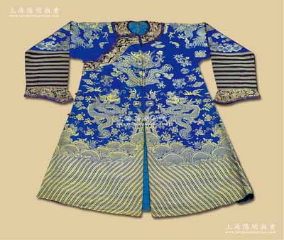 清代織錦“龍袍”一件，圓領(lǐng)，右衽，馬蹄式袖口，主體藍(lán)色綢地，以金線工藝滿飾如意祥云，五爪金龍，海水江崖，金色立水，左右對(duì)稱(chēng)，均勻得體，穿插各式吉祥圖飾，寓意福壽雙全；此件龍袍繡制極其精美，紋飾繁密豐富，作工細(xì)致講究，暈色處理和諧自然，龍身滿緙金絲，輪廓清晰，運(yùn)藝嫻熟，工藝盡皆繁復(fù)，足見(jiàn)其珍；源于海外回流，有老包漿，保存甚佳，敬請(qǐng)預(yù)覽和珍視