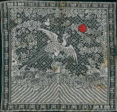 清代二品文官織錦“補(bǔ)子”1件，其上為銀色“錦雞圖”紋樣，寓華麗富貴、安穩(wěn)持重之意；宋徽宗在《芙蓉錦雞圖》中曾對(duì)錦雞有過(guò)“五德”的評(píng)價(jià)，即文、武、勇、仁、信；海外回流，保存甚佳，敬請(qǐng)預(yù)覽