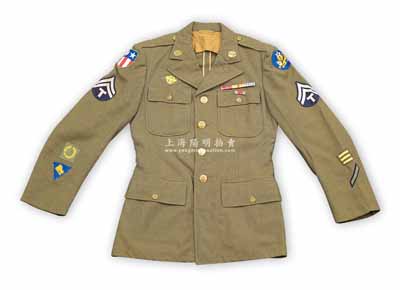 抗戰時期“飛虎隊”校官級軍服1件，軍綠色，雙肩佩戴有美國與當時國民政府共頒的袖標及飛虎標志，且雙臂亦有多塊標志，紐扣上均為美國國徽，十分精致；源于美國回流，保存尚佳，敬請預覽