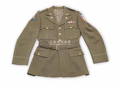 抗戰時期“飛虎隊”上尉軍服1件，墨綠色，雙臂佩戴有美國與當時國民政府共頒的袖標及飛虎標志，紐扣上均為美國國徽，十分精致；源于美國回流，保存尚佳，敬請預覽