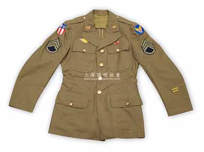 抗戰時期“飛虎隊”士兵軍服1件，軍綠色，雙臂佩戴有美國與當時國民政府共頒的袖標及美國空軍標志，紐扣上均為美國國徽，十分精致，源于美國回流，保存尚佳，敬請預覽