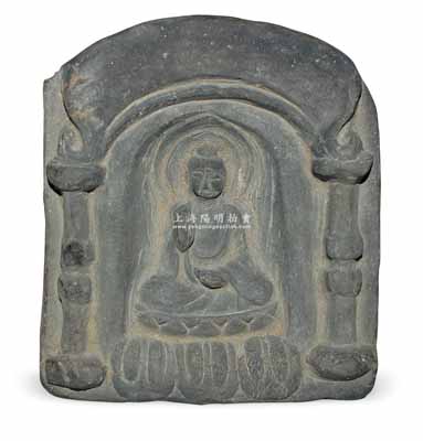 傳統石雕小佛像一尊，估計其年代在清朝之前，尺寸約橫80×高90×厚25mm，小巧精致；源于京城古玩名家駱澤民先生之遺存，保存甚佳，敬請預覽