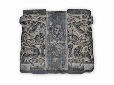 清代“恩榮”石雕一塊，尺寸約110×92mm，其正背兩面均刻有“雙龍”圖案及“恩榮”字樣；恩榮，乃古代受皇帝恩寵之榮耀；此石雕形制古樸莊重，昔年當屬官宦世家建筑之裝飾物；保存甚佳，敬請預覽和重視