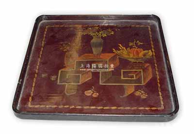 清代漆器木盤一個，尺寸280×275mm，描金彩繪，做工精細，其圖案為木架上放有兩個插上鮮花的花瓶，以及盛滿鮮果的果盤；源于京城古玩名家駱澤民先生之遺存，保存較佳，敬請預覽