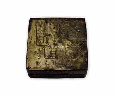 清末民初方形銅質墨盒1件，上刻“墨寶”、“壯志欲凌云、日月長自在”等字樣，落款為“茫父”（即姚華、姚茫父，號稱“近代刻銅藝術三大家”之一）；據說署“姚華”名號之墨盒，乃屬姚華個人作品；凡“茫父”款墨盒，蓋系姚華供稿，由張樾臣刻制；保存甚佳，敬請預覽