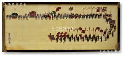 清代絹帛“科舉”風(fēng)俗畫一幅，尺寸685×295mm，鏡面裝裱，由“京都廊房頭條·文盛齋制”、“袁慶春畫”，上繪狀元及第、開道游街之隆重場(chǎng)景，設(shè)色鮮艷、工筆細(xì)致；古代凡高中狀元者，即披紅掛彩，敲鼓嗚金，騎馬游街，前呼后擁，很是威風(fēng)，以激勵(lì)“大丈夫當(dāng)如是也”之精神；源于海外回流，保存極佳，敬請(qǐng)預(yù)覽