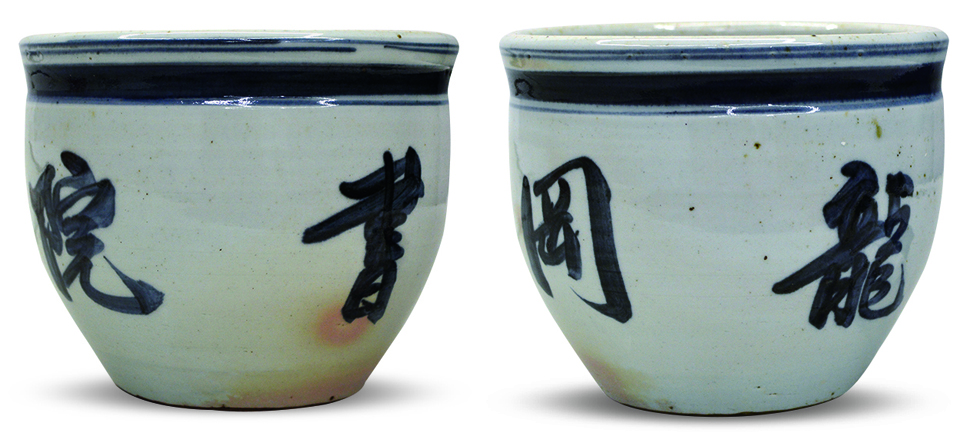 清末“龍岡書院”瓷缸1件，昔年乃屬書院放毛筆之專用；清代之龍岡書院，共有貴州修文、江西南昌、宜春和直隸邢臺共4處，其中貴州修文龍岡書院為明代大儒王陽明謫居貴州龍場時所建；保存甚佳，敬請預覽