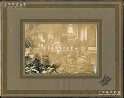民國早期“公共公廨職員合影”歷史老照片一張，其上很多人物與上件拍品人物相同，攝于蘇州園林，裝幀于蘇州觀前宮巷瑞記照相館影冊內，尺寸325×255mm；源于英國Thomas McKenna警官之遺存，保存極佳，敬請預覽