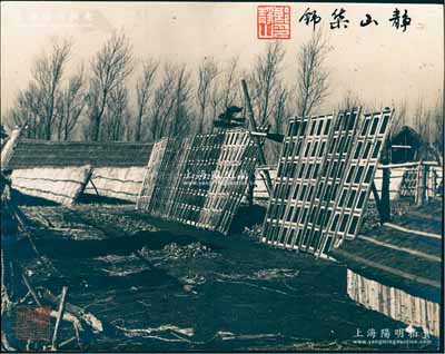 民國時期“靜山集錦”老照片1張，加蓋“郎靜山款”印章，尺寸289×229mm；郎靜山為中國最早的攝影記者，運用繪畫技巧與攝影暗房曝光的交替重疊，創立“集錦攝影”藝術，在世界攝壇上獨樹一幟，被評選為“攝影術誕生180年180人”之一；少見且保存甚佳，敬請預覽