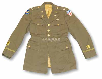 抗戰時期“飛虎隊”校官級軍服1件，軍綠色，雙肩佩戴有美國與當時國民政府共頒的袖標及飛虎標志，且雙臂亦有多塊標志，紐扣上均有美國國徽，十分精致；源于美國回流，保存甚佳，敬請預覽