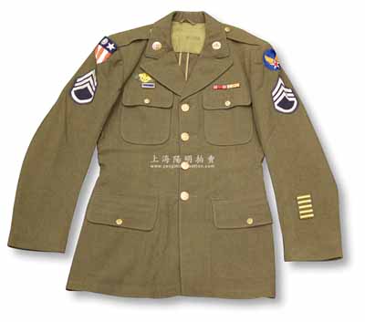 抗戰時期“飛虎隊”上尉軍服1件，軍綠色，雙肩佩戴有美國與當時國民政府共頒的袖標及飛虎標志，且雙臂亦有多塊標志，紐扣上均有美國國徽，十分精致；源于美國回流，保存甚佳，敬請預覽