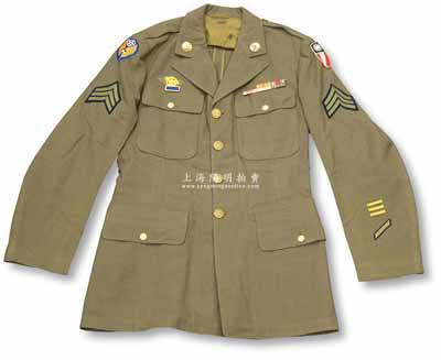 抗戰時期“飛虎隊”10大隊上尉軍服1件，軍綠色，上帶總統嘉獎略，雙肩佩戴有美國與當時國民政府共頒的袖標及飛虎標志，且雙臂亦有多塊標志，紐扣上均有美國國徽，十分精致；源于美國回流，保存甚佳，敬請預覽