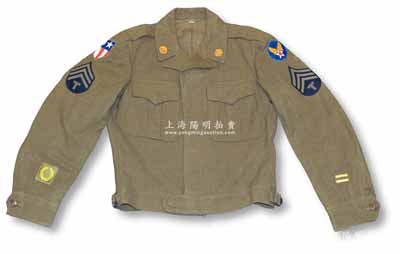 抗戰時期“飛虎隊”上尉軍服（夾克服）1件，墨綠色，雙肩佩戴有美國與當時國民政府共頒的袖標及飛虎標志，且雙臂亦有多塊標志，紐扣上均有美國國徽，十分精致；源于美國回流，保存甚佳，敬請預覽