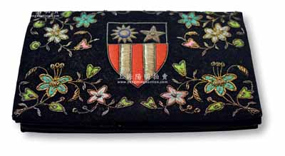 抗戰時期飛虎隊“金屬絲刺繡”手包1件，上繡飛虎隊臂章標志及各色花蝶圖，十分精致，美觀大方；源于美國回流，保存極佳，敬請預覽