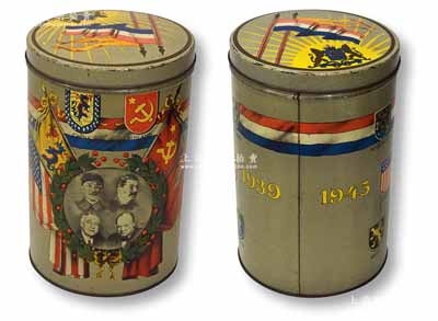 1945年“二戰勝利同盟國”紀念鐵皮罐1個，尺寸頗大，直徑160mm×高240mm，筒身繪有彩色“蔣介石、斯大林、羅斯福、丘吉爾”四大巨頭照片、各同盟國國旗國徽等圖案及“1939-1945”年份；此乃紀念二戰勝利之歷史實物，形制美觀，可適用于展覽和館藏，保存甚佳，敬請預覽