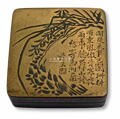 民國(guó)方形銅質(zhì)墨盒1件，上刻蘭花圖及“湖隄花事已闌珊，料峭東風(fēng)徹骨寒，夜雨蕭蕭聽不得，小詩(shī)愁寄馬湘蘭”古詩(shī)，落款為“茫父”（即姚華、姚茫父，號(hào)稱“近代刻銅藝術(shù)三大家”之一）；據(jù)說(shuō)署“姚華”名號(hào)之墨盒，乃屬姚華個(gè)人作品；凡“茫父”款墨盒，蓋系姚華供稿，由張樾臣刻制；保存甚佳，敬請(qǐng)預(yù)覽