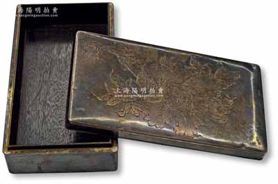 民國(guó)時(shí)期刻花銀盒1件，尺寸長(zhǎng)153×寬82×高37mm，上刻“牡丹”圖，且有“陽(yáng)信刻”款，精巧別致，保存甚佳，敬請(qǐng)預(yù)覽
