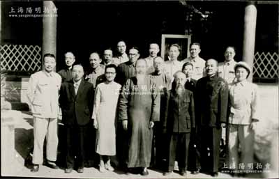 1949年9月21日“中國民主同盟（簡稱民盟）參加新政協全體代表合影”歷史老照片1張，尺寸103×66mm，時中國人民政治協商會議在北平召開，照片上人物包括張瀾、沈鈞儒、史良、胡愈之、楚圖南、費孝通等（此乃原版照片，而后這張照片被出版物、媒體及百度等廣泛引用）；附帶出版物之原稿1頁，其上對照片人物均有詳盡記錄；保存甚佳，敬請預覽