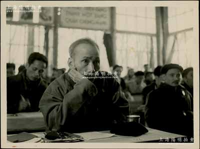 1951年“胡志明在越南勞動黨代表會議上聽取報告”歷史老照片1張，尺寸230×172mm，其左后為副總理范文同氏；此照片由“越南勞動黨中央委員充越南人民訪華代表團團長黃國越”敬贈給中國“馬列學院教育長楊獻珍同志（曾任中央黨校校長兼黨委書記）”，背印題字和簽名；保存甚佳，敬請預覽