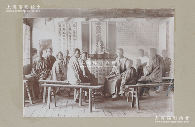 清代中國基督教歷史老照片1張，尺寸162×117mm，張貼于硬卡紙上，內中為教眾聚于一堂學習基督教義，教眾下至齠齔幼童、上至耄耋老者，講臺刻有“分別真假”、墻上掛有“十條誡命”之標語；此宗老照片乃研究中國近代宗教史之珍貴歷史影像，值得重視和細賞；源于海外回流，保存甚佳，敬請預覽